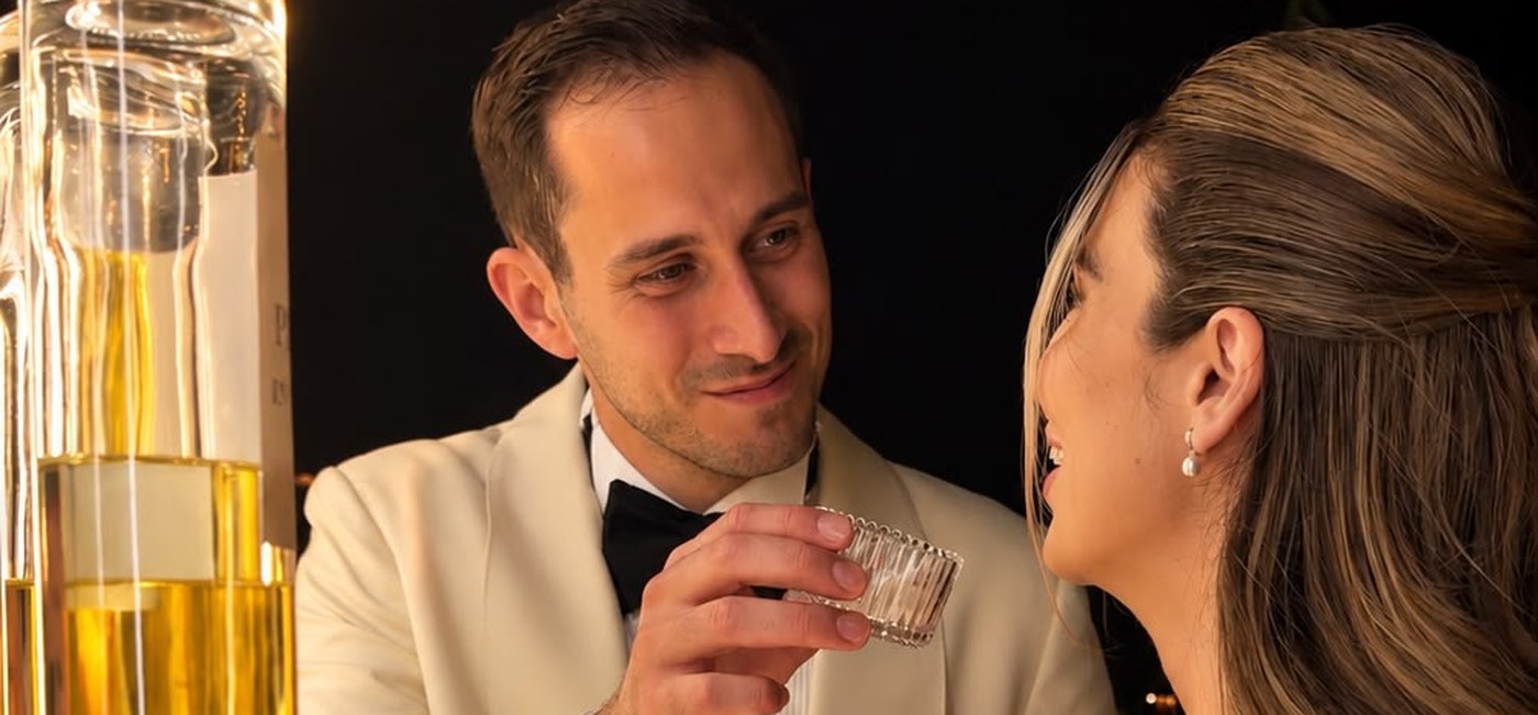 Un cuplu de miri descoperă parfumurile la standul 5 Senses Bar