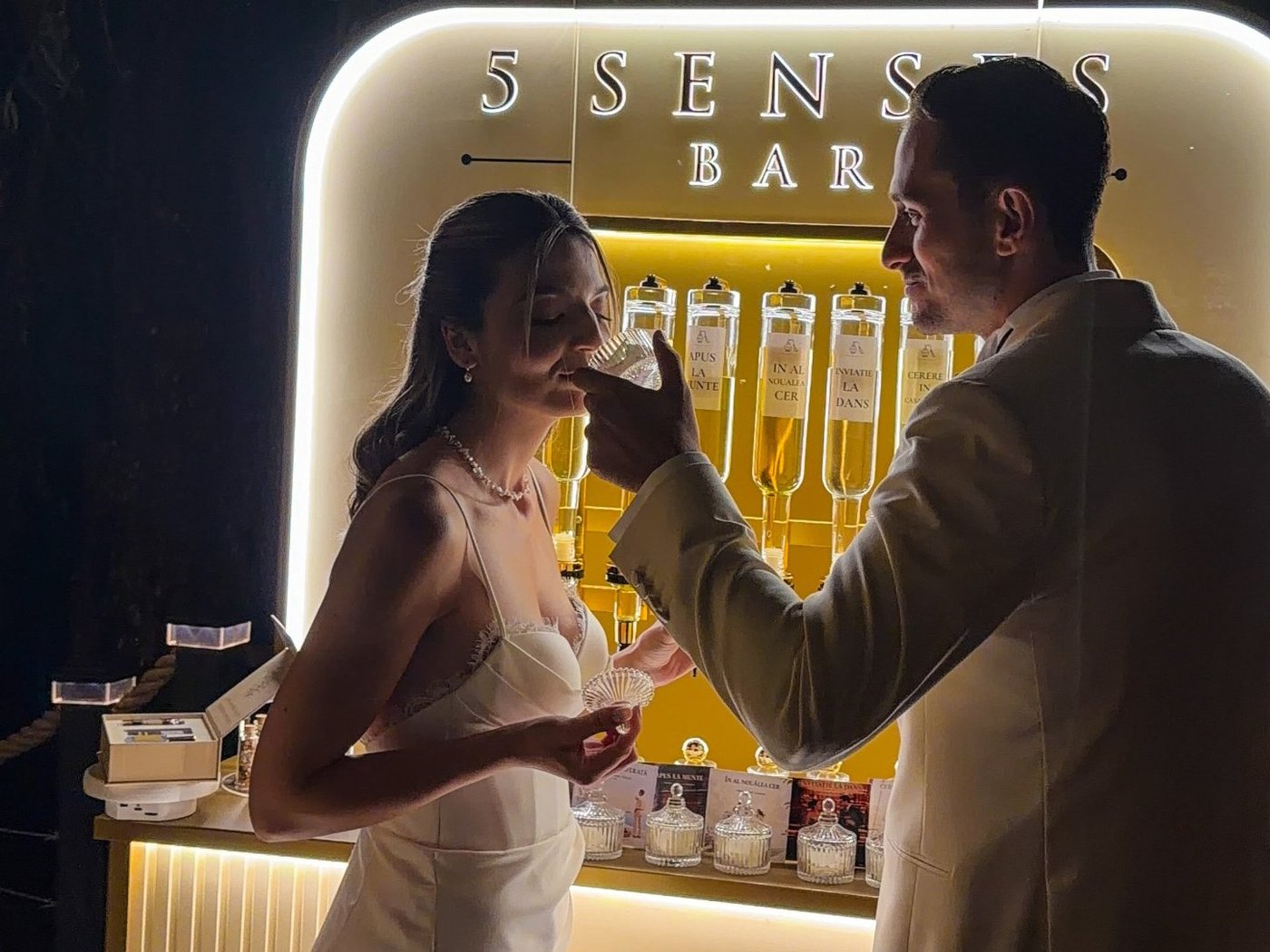 Un cuplu de miri descoperă parfumurile la 5 Senses Bar