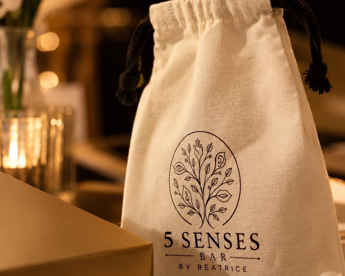 Săculețul din bumbac 5 Senses Bar, așezat pe masa invitaților